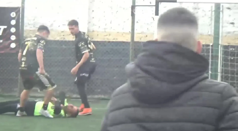 La víctima ya desmayada en el suelo tras la brutal agresión Foto: Captura de video.