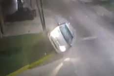 Una mujer resultó herida tras chocar con un poste y volcar con su auto en Tigre Foto: Captura de video Una mujer resultó herida tras chocar con un poste y volcar con su auto en Tigre Foto: Captura de video