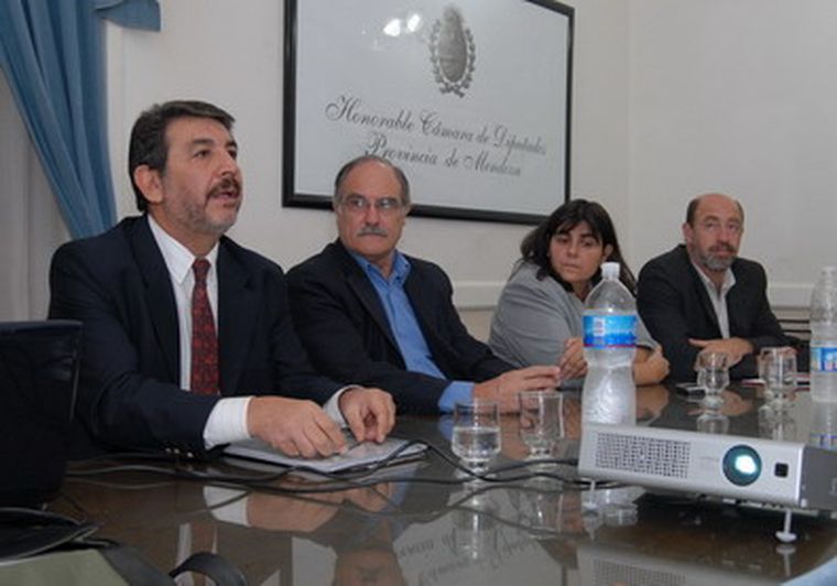 Mansur, Alvaro, Jury y Pinto, cuando presentaron el proyecto el lunes.