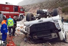 volco un camion en ruta 7: un muerto