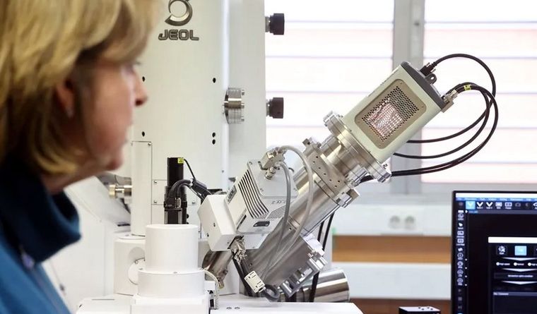 Una microsonda electrónica de emisión de campo para la observación de partículas. Foto: Efe.