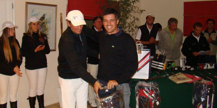 Alvaro Pezzutti recibe el  premio de la primer fecha, por José Bosdari. Foto: Gentileza