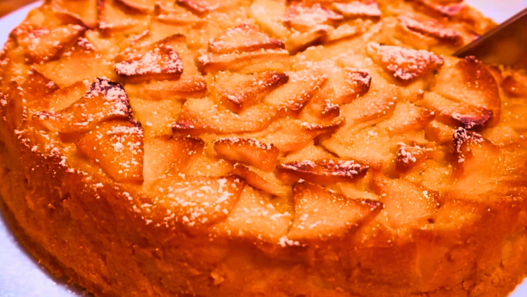 Parece una obra de arte la torta invertida de manzana con esta receta