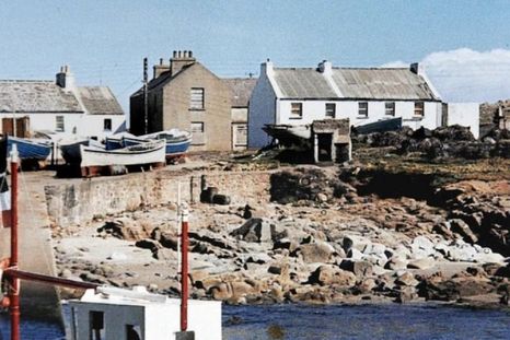 El retiro de Neville Presho en la isla Tory es el edificio blanco de la derecha, visto aquí antes de que desapareciera. Foto: NEVILLE PRESHO