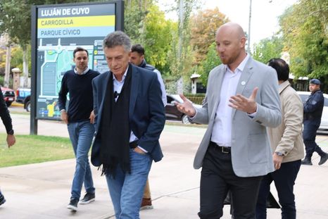 Esteban Allasino junto a Mauricio Macri en una recorrida por Luján. Esteban Allasino junto a Mauricio Macri en una recorrida por Luján.