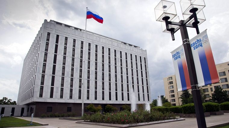 La Embajada de Rusia en EEUU está sitiada por agentes, según denuncian. Foto: Ap.