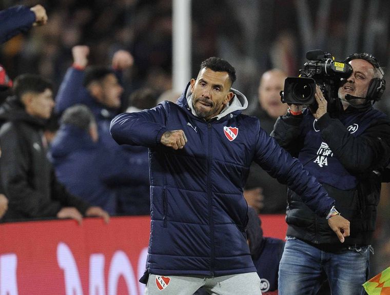 Tevez debutó con triunfo en su rol de DT del Rojo. Foto: Télam