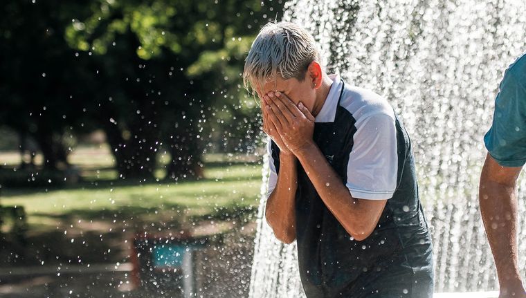 Refrescarse y buscar sombra es clave para evitar golpes de calor. Foto: MDZ Refrescarse y buscar sombra es clave para evitar golpes de calor. Foto: MDZ