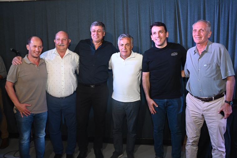 Alfredo Cornejo y los intendentes radicales que asistieron al evento convocado por Daniel Orozco Foto: Twitter @TadeoGZ