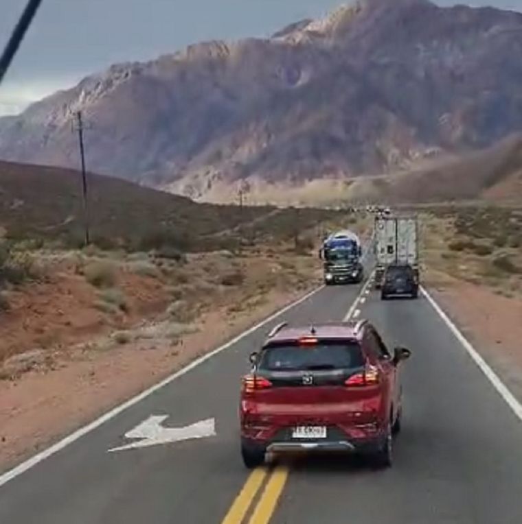 Un conductor chileno casi causa otra tragedia en alta montaña Foto: Captura de video