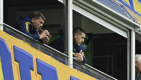 Juan Román Riquelme observó el triunfo de Boca en el Superclásico desde su palco junto a Mariano Herrón, el DT de la Reserva xeneize. 