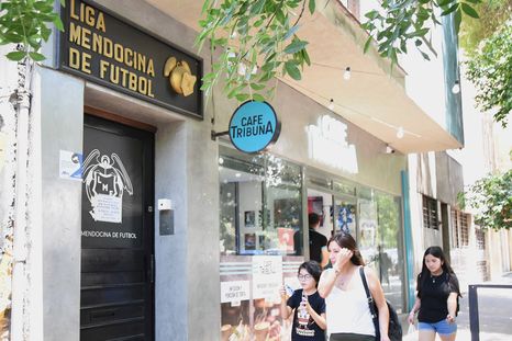 La Liga Mendocina de Fútbol permaneció cerrada este viernes y esta noche emitió un comunicado oficial. La Liga Mendocina de Fútbol permaneció cerrada este viernes y esta noche emitió un comunicado oficial.