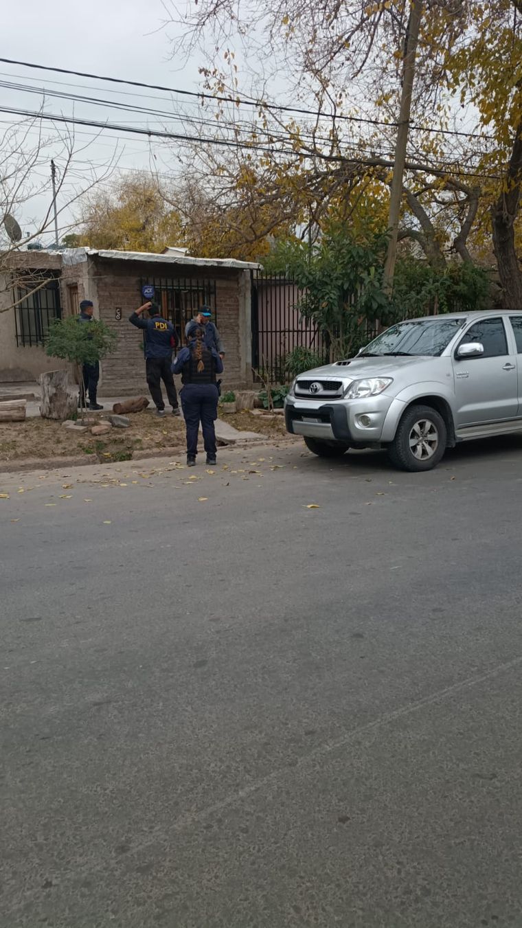 Efectivos policiales realizaron una intervención en el domicilio en donde los delincuentes habian escondido la motocicleta robada. Efectivos policiales realizaron una intervención en el domicilio en donde los delincuentes habian escondido la motocicleta robada.