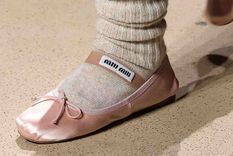 Las ballerinas, del escenario a las calles, moda y tendecia. Pisan fuerte en esta temporada. Foto: Freepik