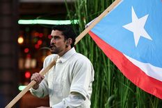 Bad Bunny llevó una bandera de Puerto Rico con el triángulo azul claro, un diseño históricamente asociado con el movimiento independentista de la isla, durante su espectáculo de medio tiempo en el Super Bowl.