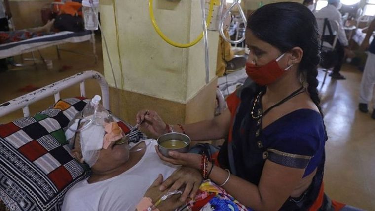 Una mujer que se recuperó de covid y ahora tiene mucormicosis yace en una cama de hospital en un hospital de Jabalpur, en India. Foto: AFP