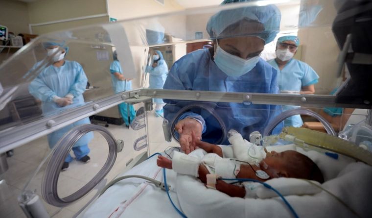 bebé incubadora Los virus estaciones llevan a extremar los cuidados en bebés. Foto: Efe.