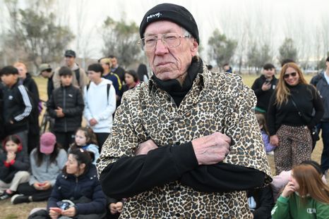 Osvaldo tiene 88 años y fue a acompañar a sus nietos. Osvaldo tiene 88 años y fue a acompañar a sus nietos.