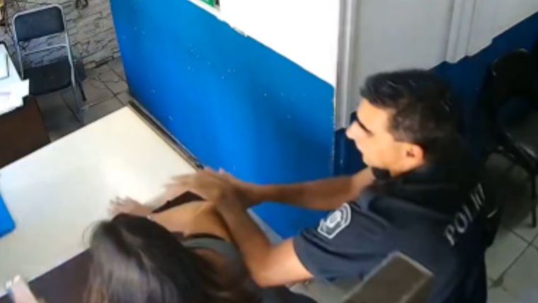 La violenta secuencia fue registrada por una de las cámaras de seguridad del lugar.&nbsp;