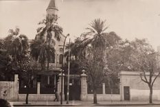 Antiguo ingreso del Nuestra Señora del Rosario por Cabildo. La Cúpula, aún se mantiene y se ve tras los locales de la avenida Foto: Instituto Nuestra Señora del Rosario
