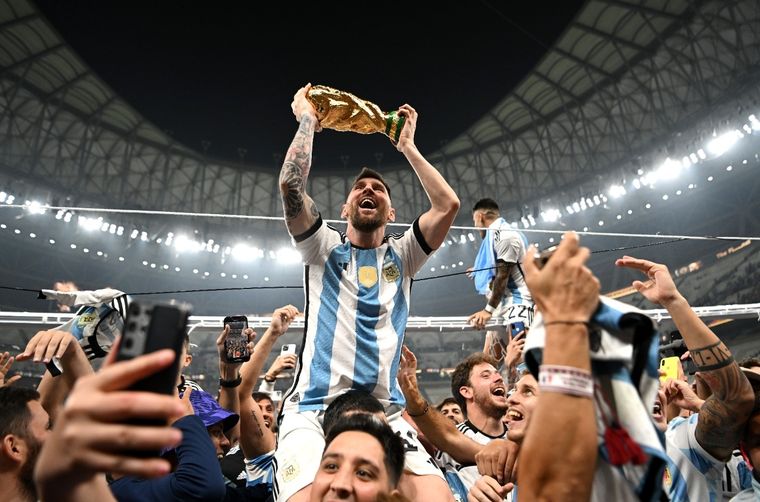 Lionel Messi con la Copa del Mundo en Qatar 2022: Leo no confirmó su presencia en el Mundial 2026 y dejó en claro qué evaluará antes de decidir. 