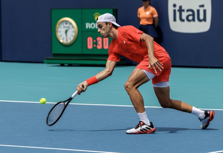 Cerúndolo jugó en un gran nivel y eliminó al 6º del ranking. Foto: EFE
