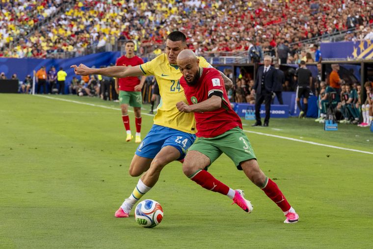 Roger Ibañez, lateral de Brasil, disputa el balón con Noussair Mazraoui de Marruecos.&nbsp;