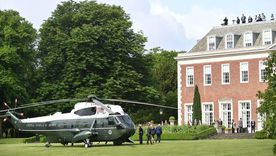 El jardín de Windfield House es uno de los más grandes de Londres y facilita el aterrizaje de helicópteros como este.