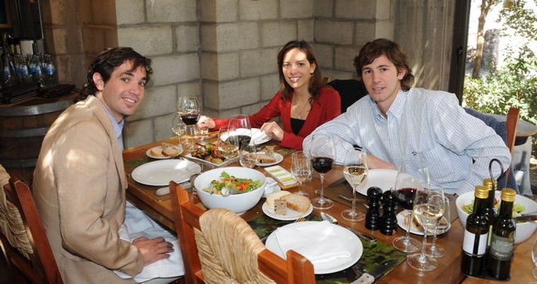 Nacho Santoni, Milagros Maidana y Lisandro Femenía, a punto de disfrutar el almuerzo en La Casa del Visitante. Foto: Ivana González / MDZ