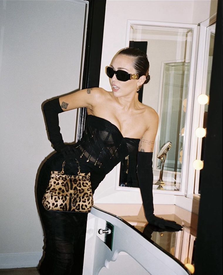 Hailey Bieber, Taylor Swift, Miley Cyrus, Lily Collins, Zoë Kravitz y Rosé son las que tienen este bolso Foto: Archivo MDZ