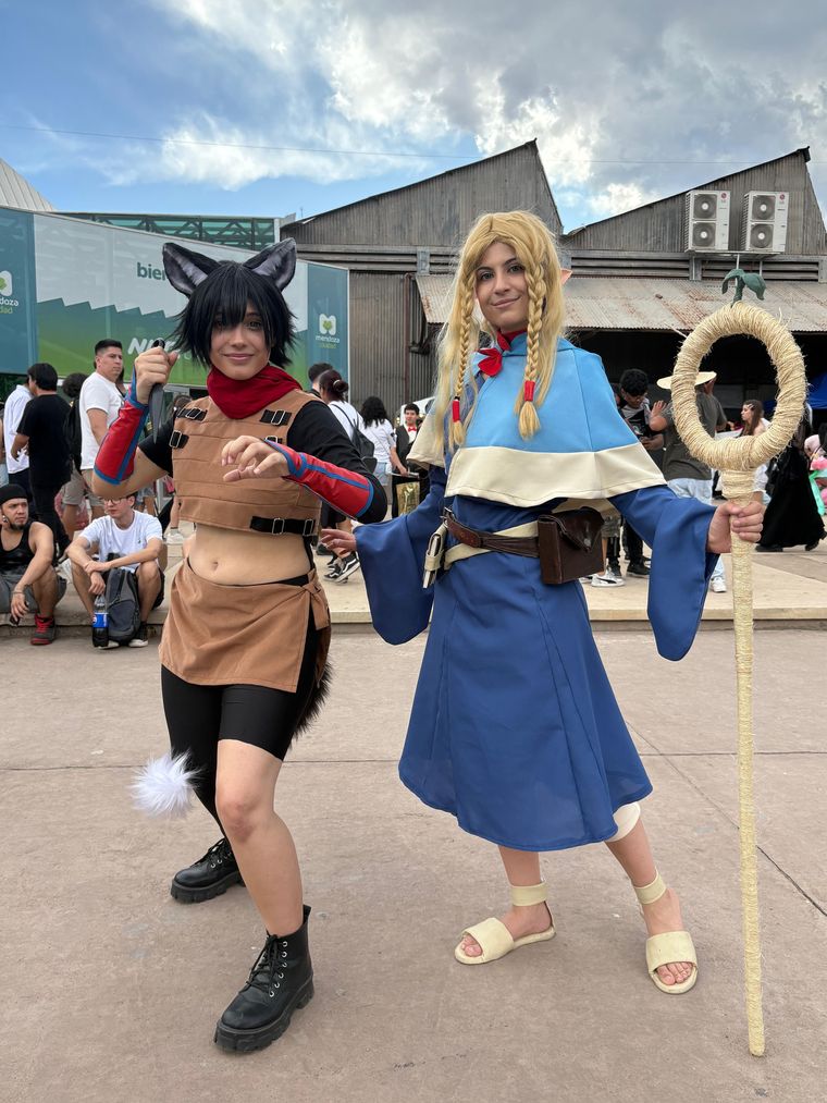 Itzutsumi junto a Marcille de Delicious in Dungeon. Itzutsumi junto a Marcille de Delicious in Dungeon.