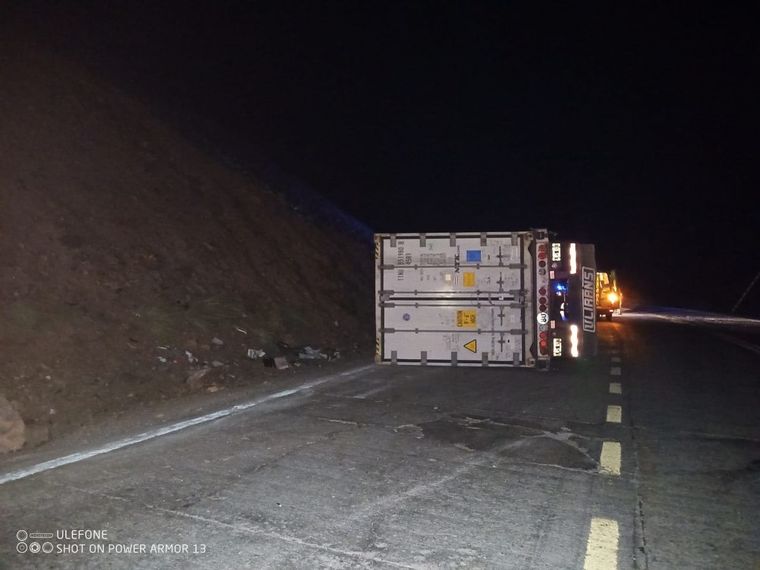 El camión volcado. Foto: Imagen ilustrativa / Gendarmería Nacional