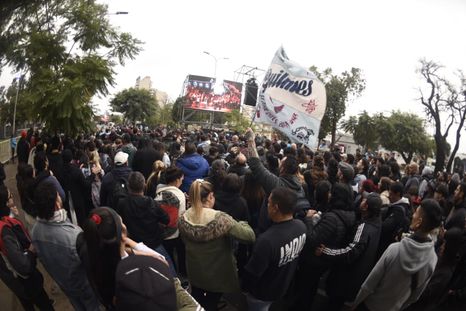 Desde temprano, los fanaticos se reunieron en Villa Domínico para despedir al Indio Solari. Desde temprano, los fanaticos se reunieron en Villa Domínico para despedir al Indio Solari.