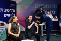 El presidente israeli Isaac Herzog (c) y su mujer tras recibir la tercera dosis de la vacuna anti covid-19 en un centro médico de Ramat Gan, Israel. Foto: EFE/EPA/MAYA ALLERUZZO / POOL
