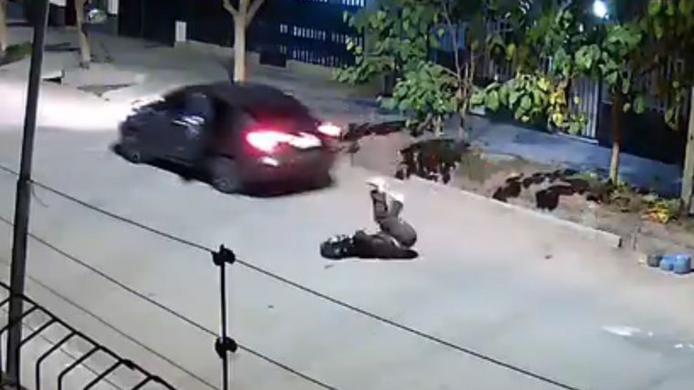 El momento en que la chica cayó desde el Uber hacia el asfalto. Foto: Captura de video.