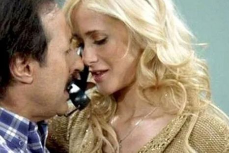 Una escena subida de tono entre Prandi y Francella. / Captura Telefe Una escena subida de tono entre Prandi y Francella. / Captura Telefe