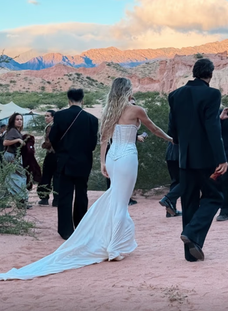 Una pareja se casó en la Quebrada de las Conchas, Cafayate, Salta, y desató la polémica. Una pareja se casó en la Quebrada de las Conchas, Cafayate, Salta, y desató la polémica.
