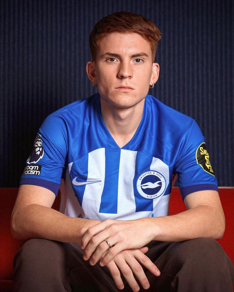 El Colo Barco por ahora espera para debutar en el equipo inglés. Foto: @colo.barco