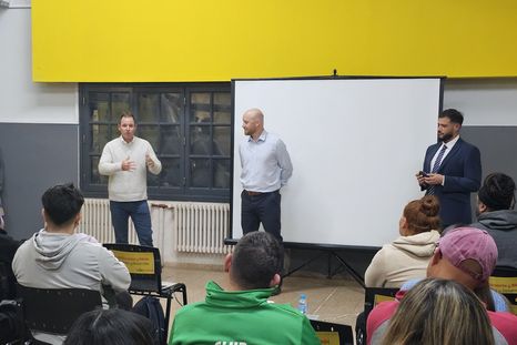 Brito expone, ante la atenta mirada del intendente Allasino. Brito expone, ante la atenta mirada del intendente Allasino.