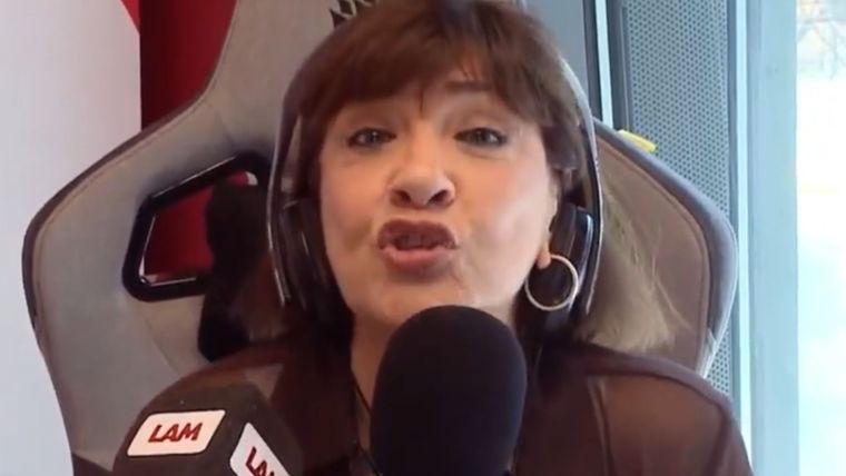 La conductora de radio encendió el ventilador y apuntó fuerte. Foto: captura pantalla América TV.