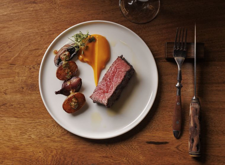 La experiencia en Fogón Asado consta de 9 pasos de alta cocina a la parrilla. La experiencia en Fogón Asado consta de 9 pasos de alta cocina a la parrilla.