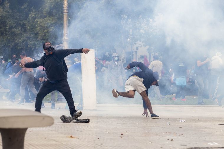 Manifestantes atacaron a cronistas de TN y La Nación Más mientras cubrían la protesta de jubilados. Foto: NA
