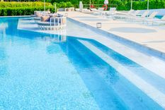 Minimalismo y estilo: en verano, las piletas blancas reemplazan al tradicional celeste. Foto: Shutterstock Minimalismo y estilo: en verano, las piletas blancas reemplazan al tradicional celeste. Foto: Shutterstock