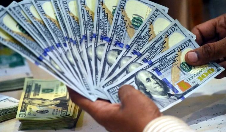 La gran incognita para empresarios extranjeros es qué pasará con el cepo al dólar. Foto: EFE