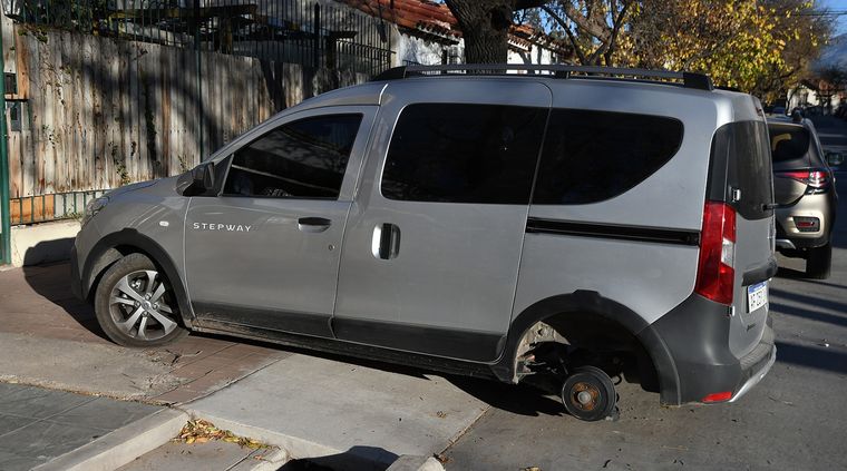 El hombre se autorobó las ruedas pero no logró sostener la mentira. Foto ilustrativa Foto: ALF PONCE MERCADO / MDZ