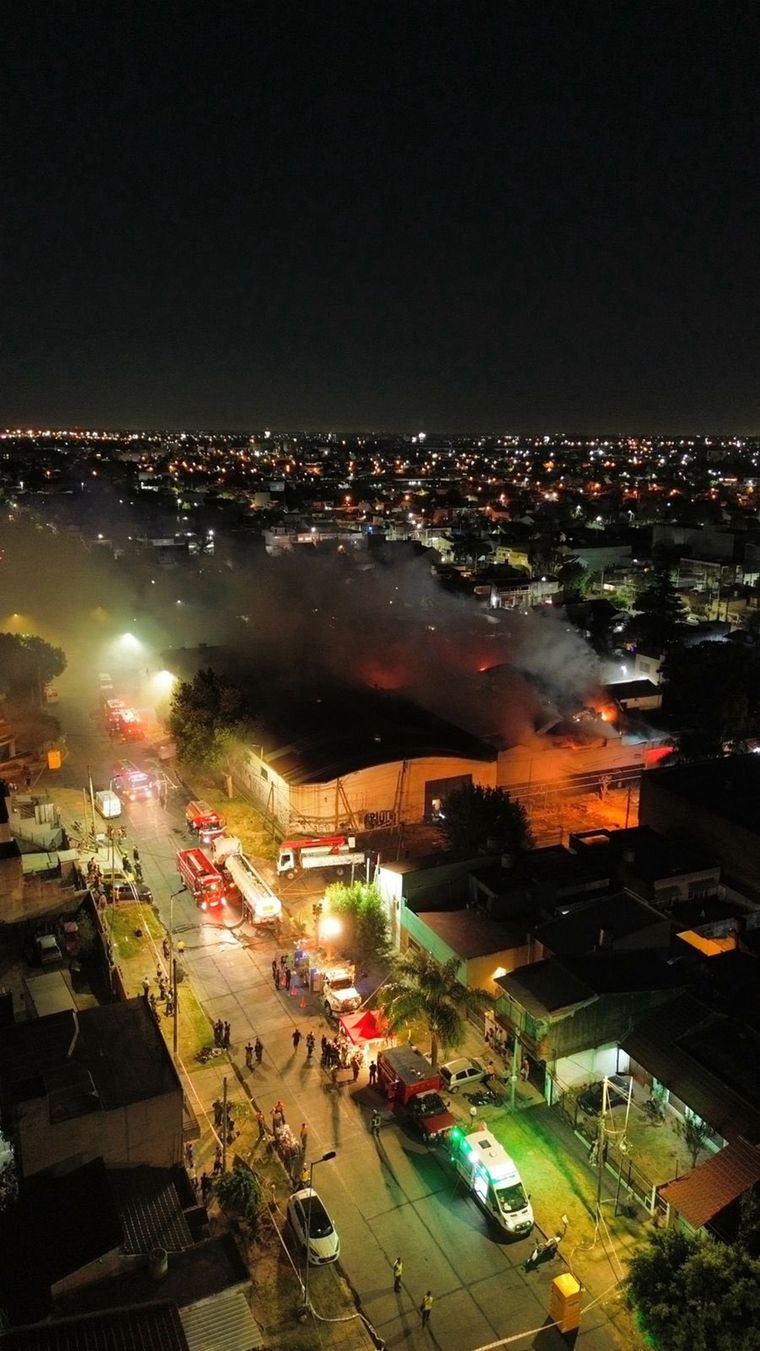 El depósito de plásticos está ubicado en Coronel Mariano Acha al 400 Foto: X