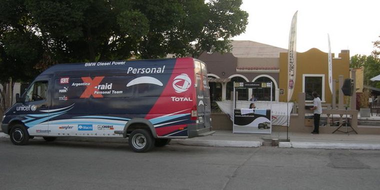 Una de las camionetas de MDZ frente al puesto de información sobre el Dakar 2009.