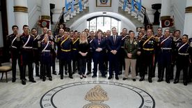Javier Milei junto a su hermana Karina; el ministro de Defensa, Luis Petri, y las autoridades del Regimiento de Granaderos.