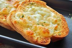 Aprende a preparar pan de ajo con esta sencilla receta. Foto: Shutterstock