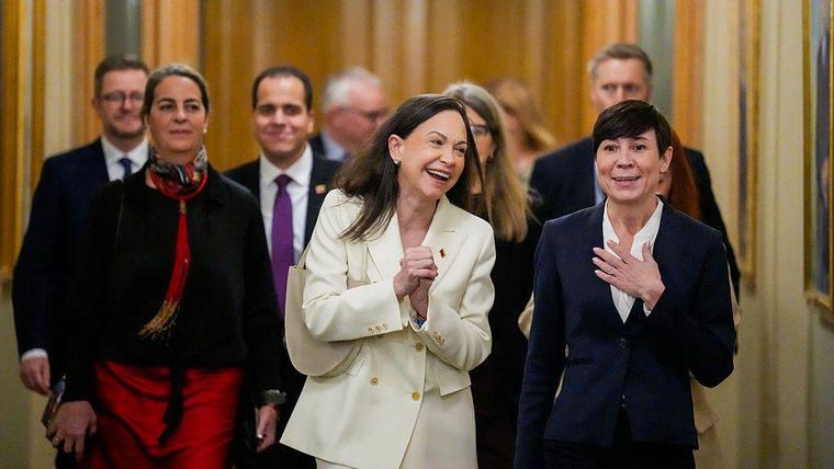 La administración de Nicolás Maduro señala a la opositora María Corina Machado de supuestamente conspirar contra su gobierno. La organización del Nobel le entregó el premio a la líder de derecha por su lucha a favor de la "democracia".